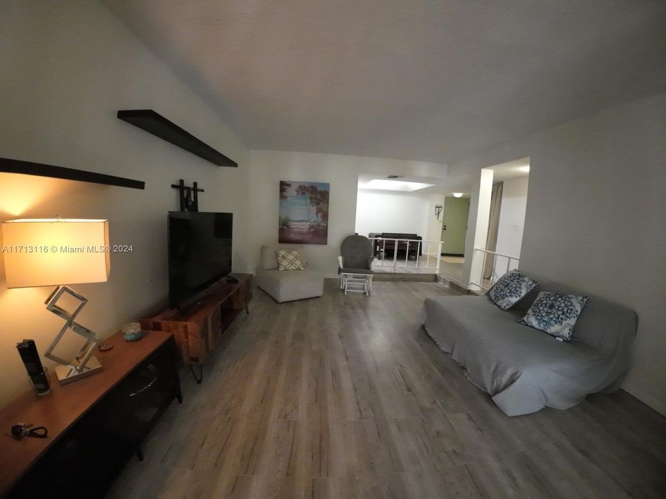 For Rent: $1,600 (1 beds, 1 baths, 800 Square Feet)