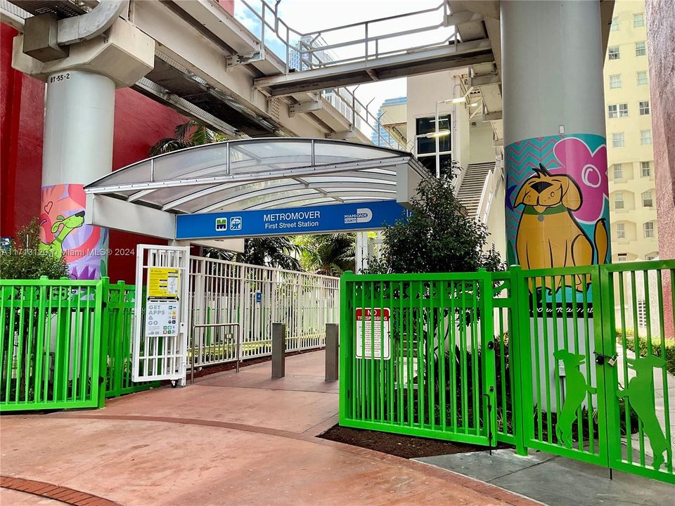 First St. MetroMover Platform is at the building’s ground level