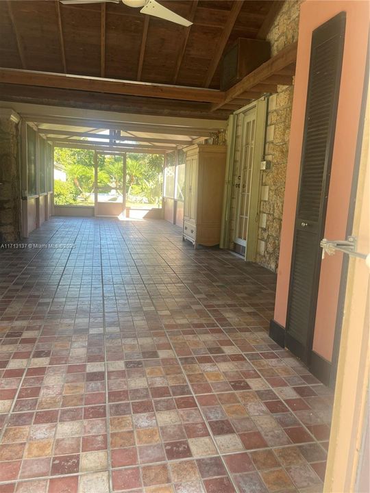 UNIQUE AND GORGEOUS SCREENED PATIO