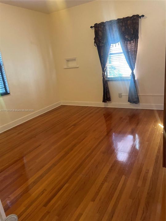 SECOND LIGHT AND AIRY BEDROOM WITH HIGH CEILINGS.