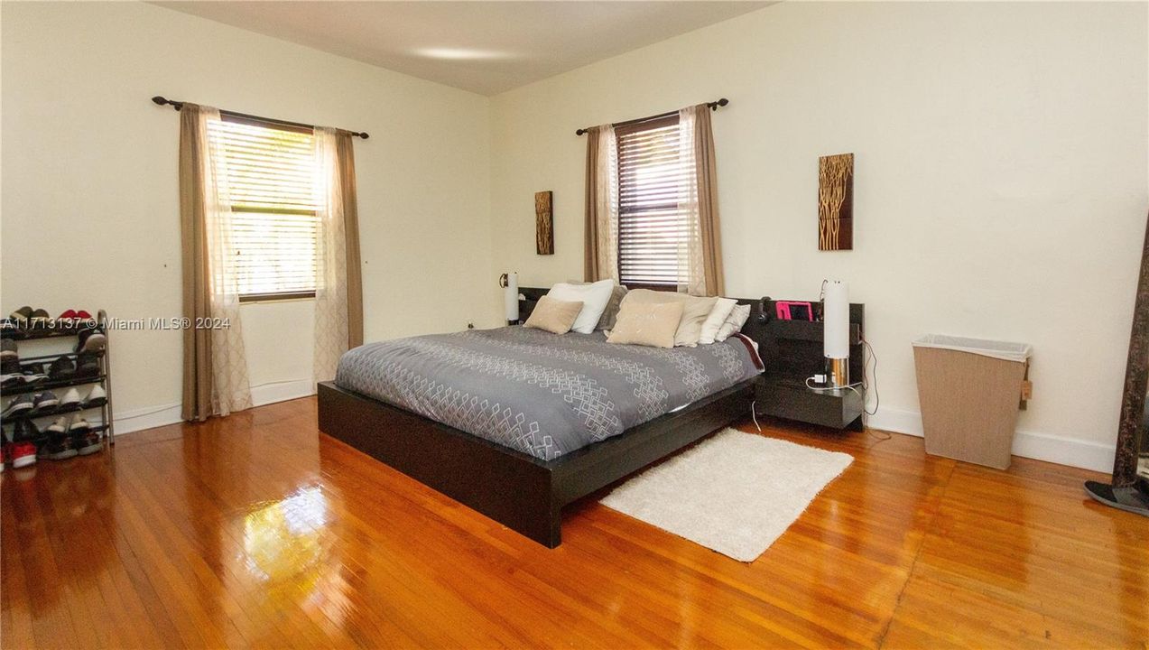 LARGE MASTER BEDROOM WITH ENOUGH SPACE TO CREATE A SITTING AREA