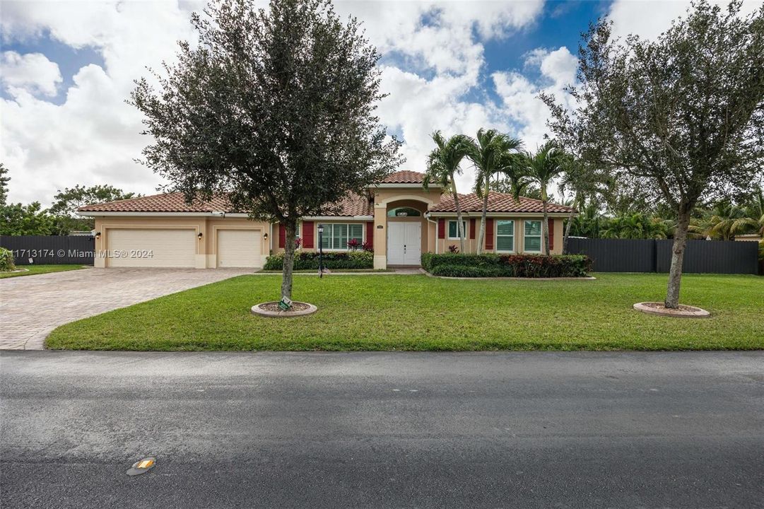 For Sale: $949,000 (4 beds, 3 baths, 2722 Square Feet)