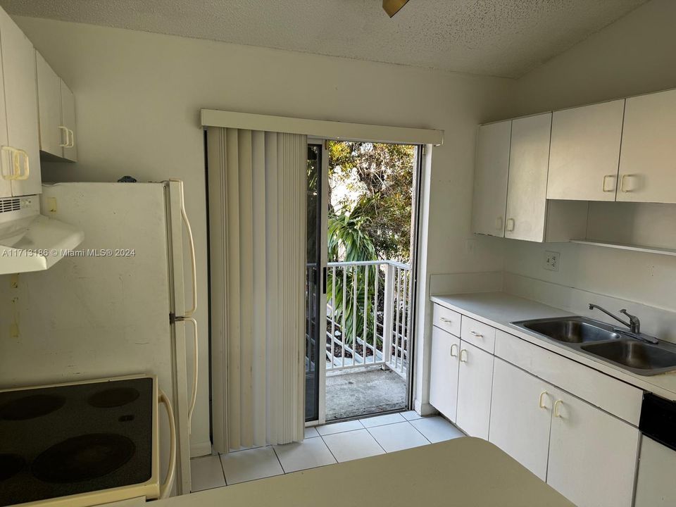 For Rent: $2,200 (2 beds, 2 baths, 800 Square Feet)