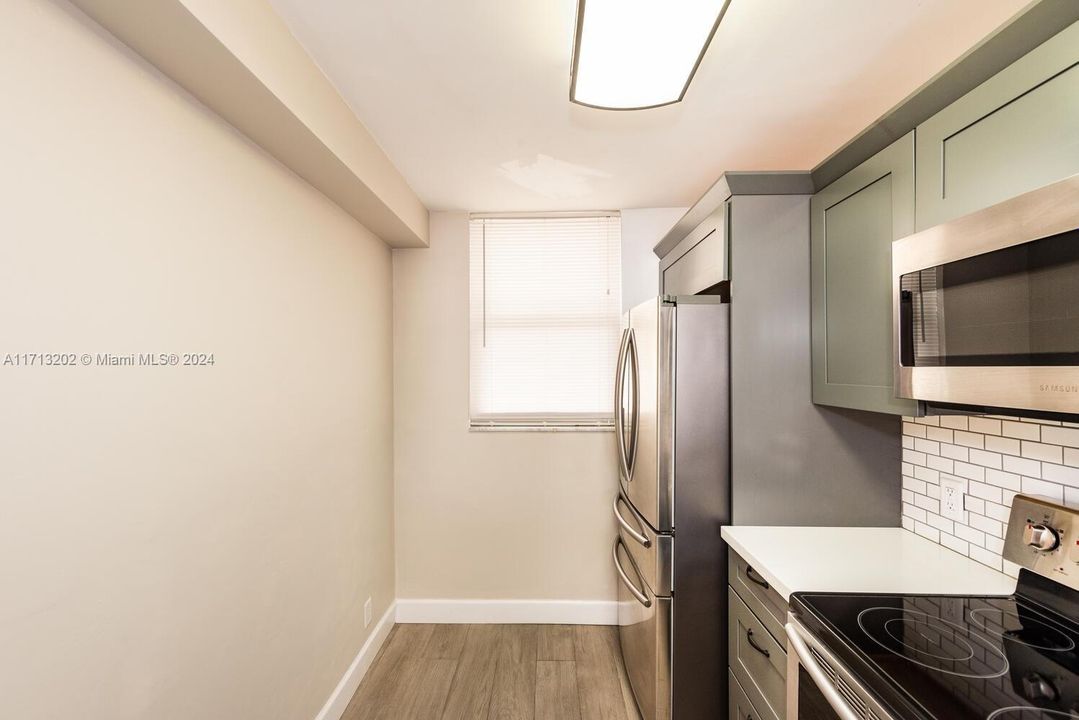 For Sale: $259,999 (1 beds, 1 baths, 828 Square Feet)