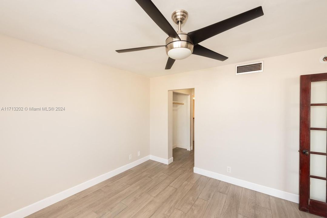 For Sale: $259,999 (1 beds, 1 baths, 828 Square Feet)