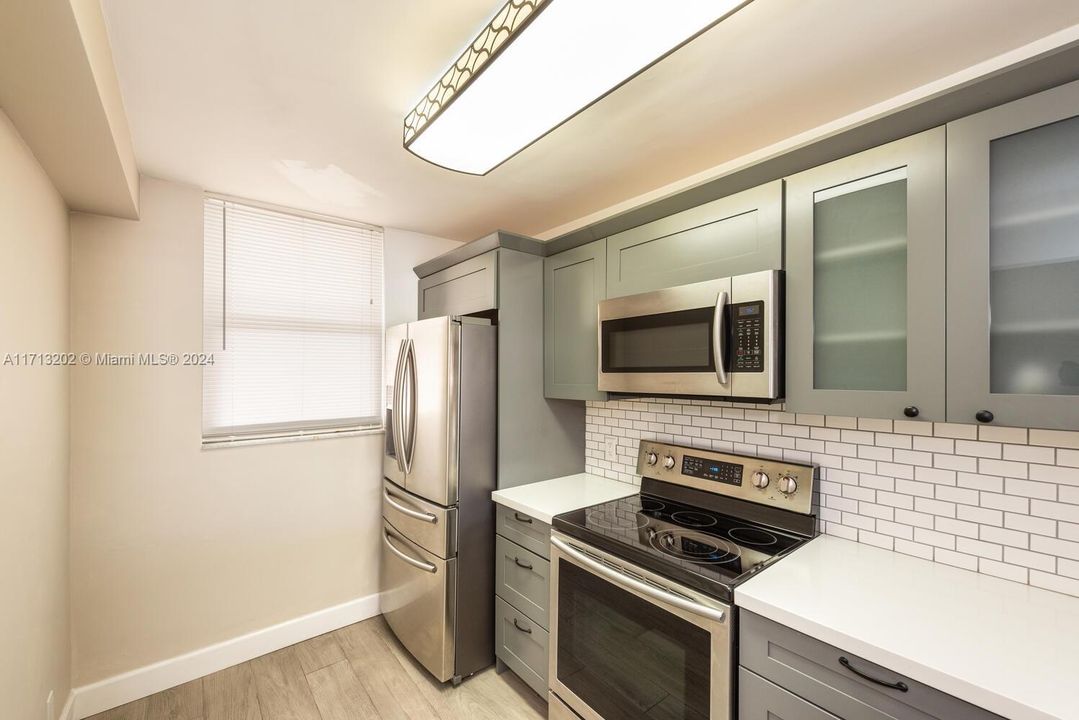 For Sale: $259,999 (1 beds, 1 baths, 828 Square Feet)