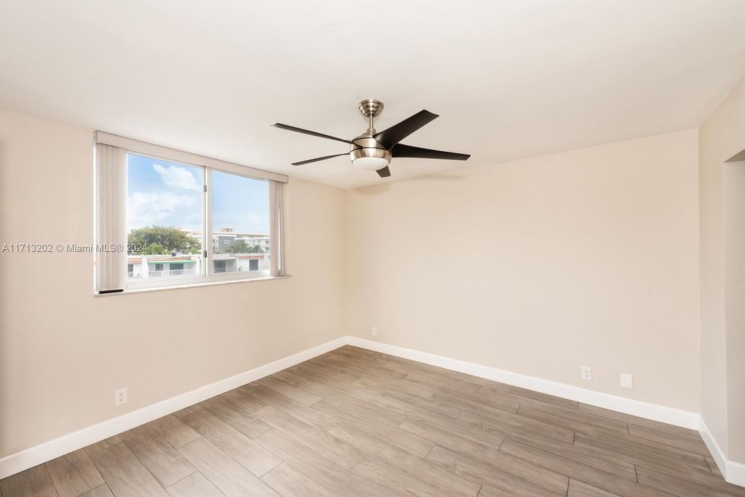 For Sale: $259,999 (1 beds, 1 baths, 828 Square Feet)