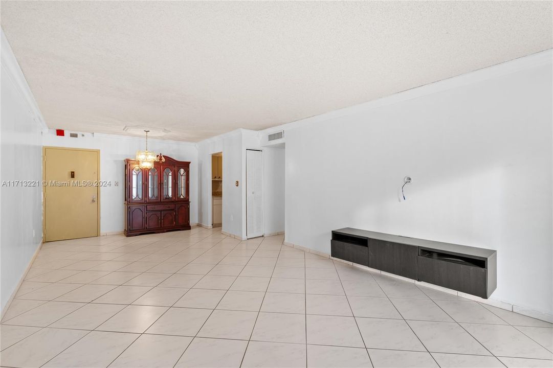 For Sale: $275,000 (2 beds, 2 baths, 1006 Square Feet)