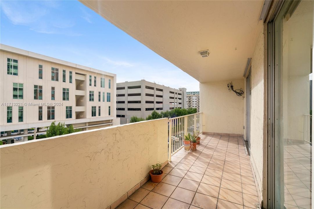 For Sale: $275,000 (2 beds, 2 baths, 1006 Square Feet)