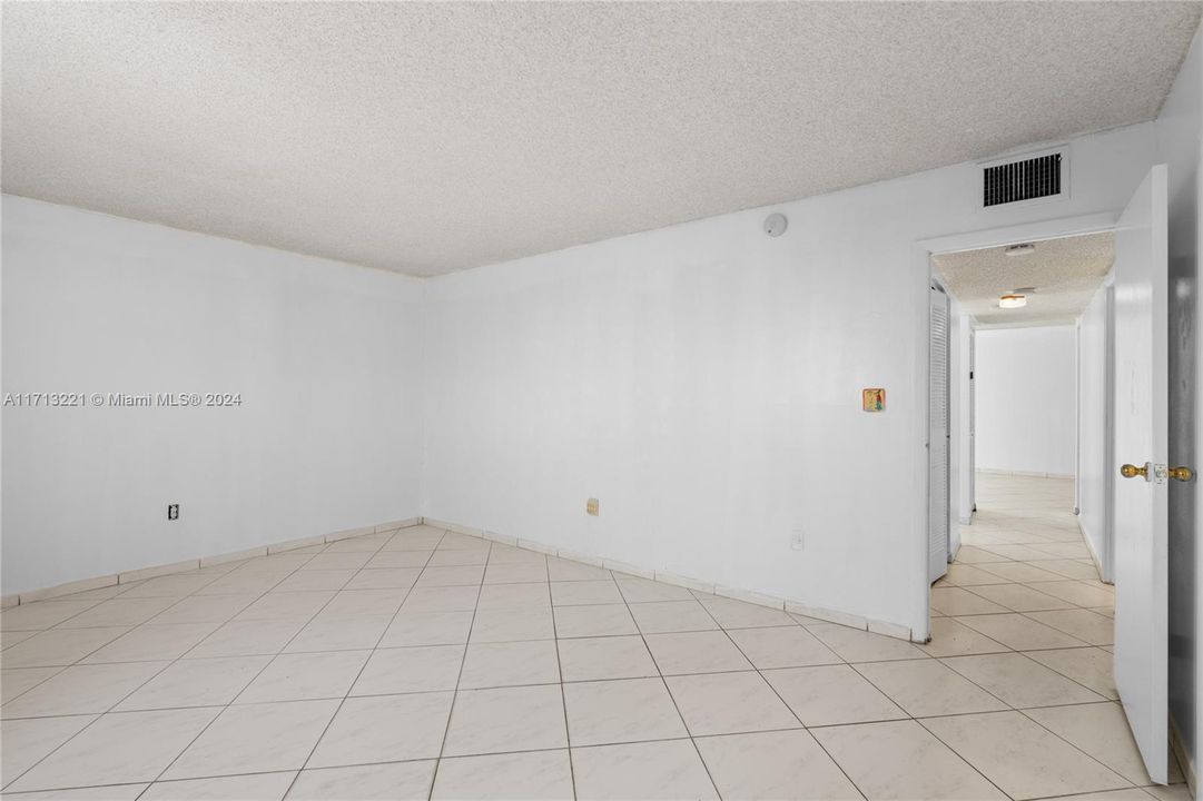 For Sale: $275,000 (2 beds, 2 baths, 1006 Square Feet)