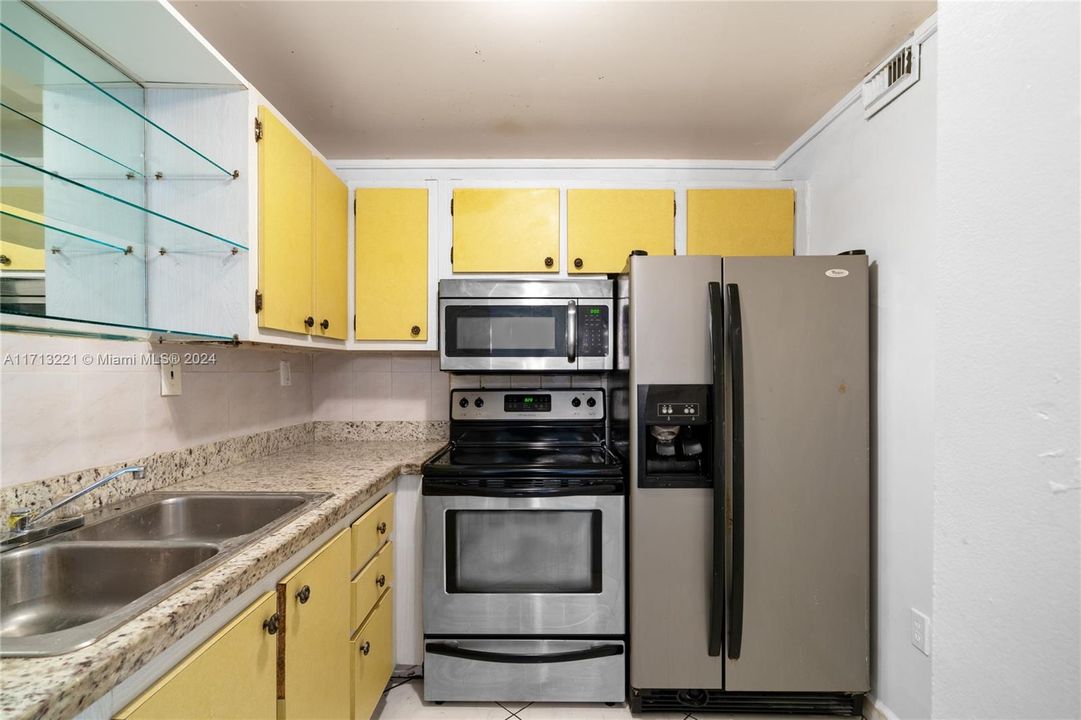 For Sale: $275,000 (2 beds, 2 baths, 1006 Square Feet)