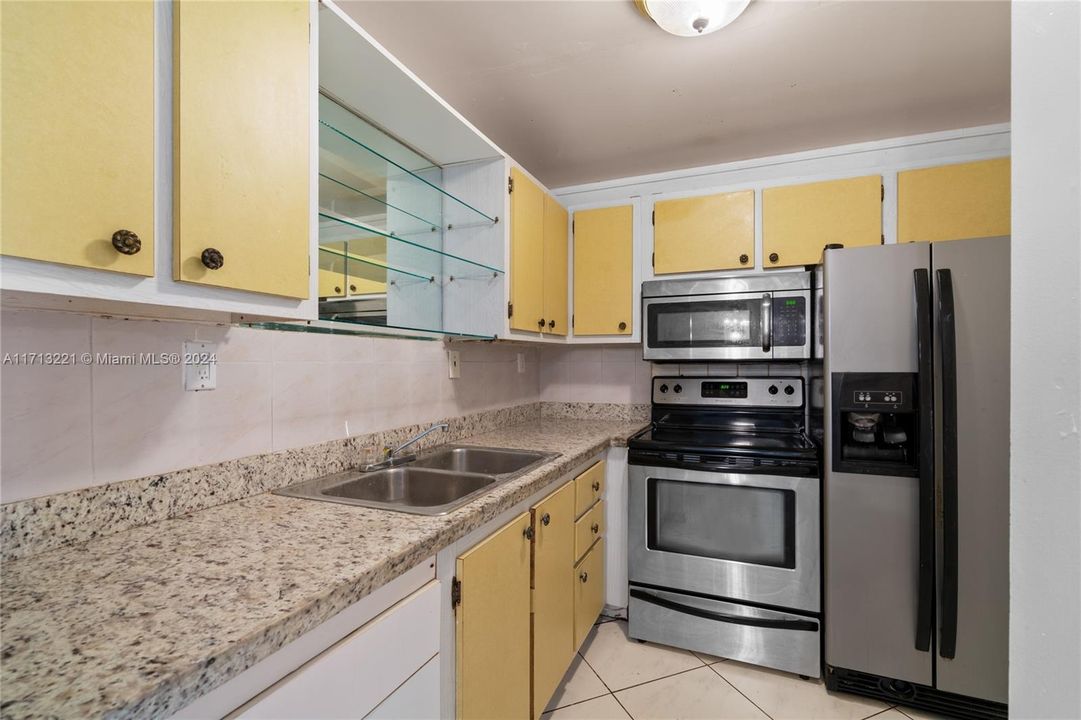 For Sale: $275,000 (2 beds, 2 baths, 1006 Square Feet)