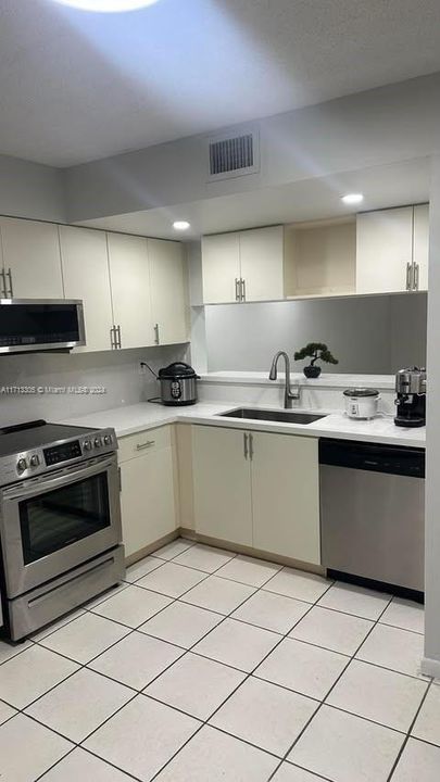 For Rent: $2,300 (2 beds, 2 baths, 1030 Square Feet)