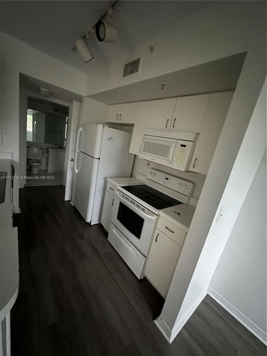 For Rent: $1,800 (1 beds, 1 baths, 823 Square Feet)