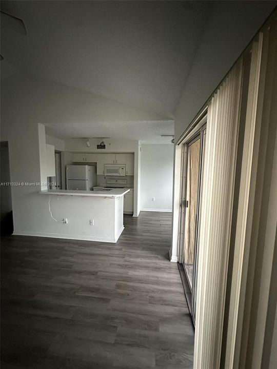 For Rent: $1,800 (1 beds, 1 baths, 823 Square Feet)