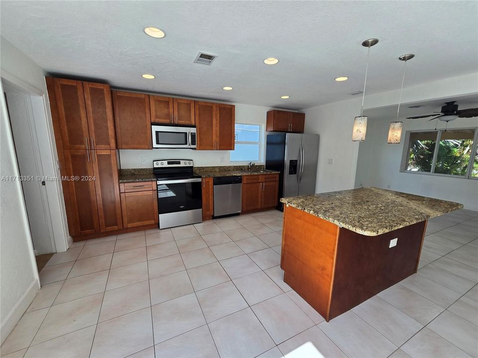 For Sale: $559,900 (2 beds, 2 baths, 1103 Square Feet)