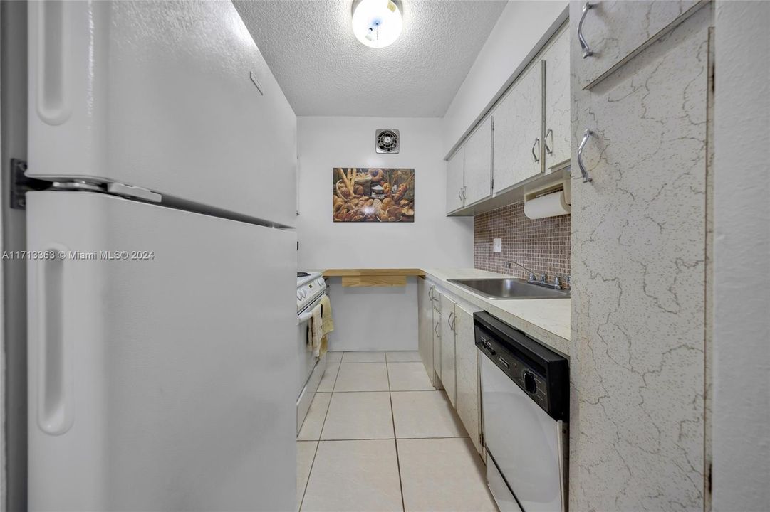 For Sale: $105,000 (1 beds, 1 baths, 625 Square Feet)