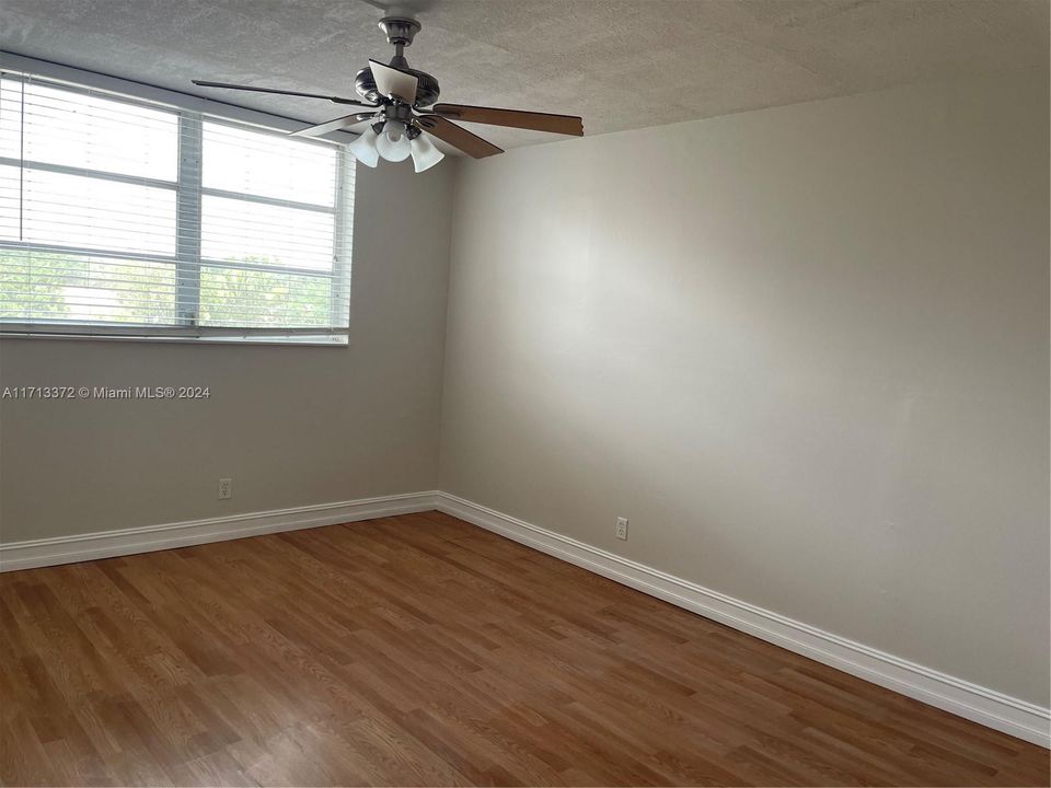 For Rent: $1,700 (1 beds, 1 baths, 940 Square Feet)