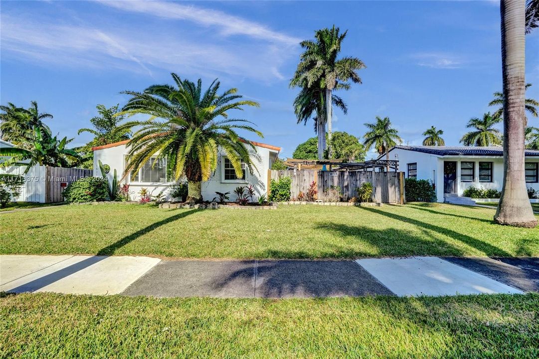 For Sale: $799,000 (3 beds, 2 baths, 1238 Square Feet)