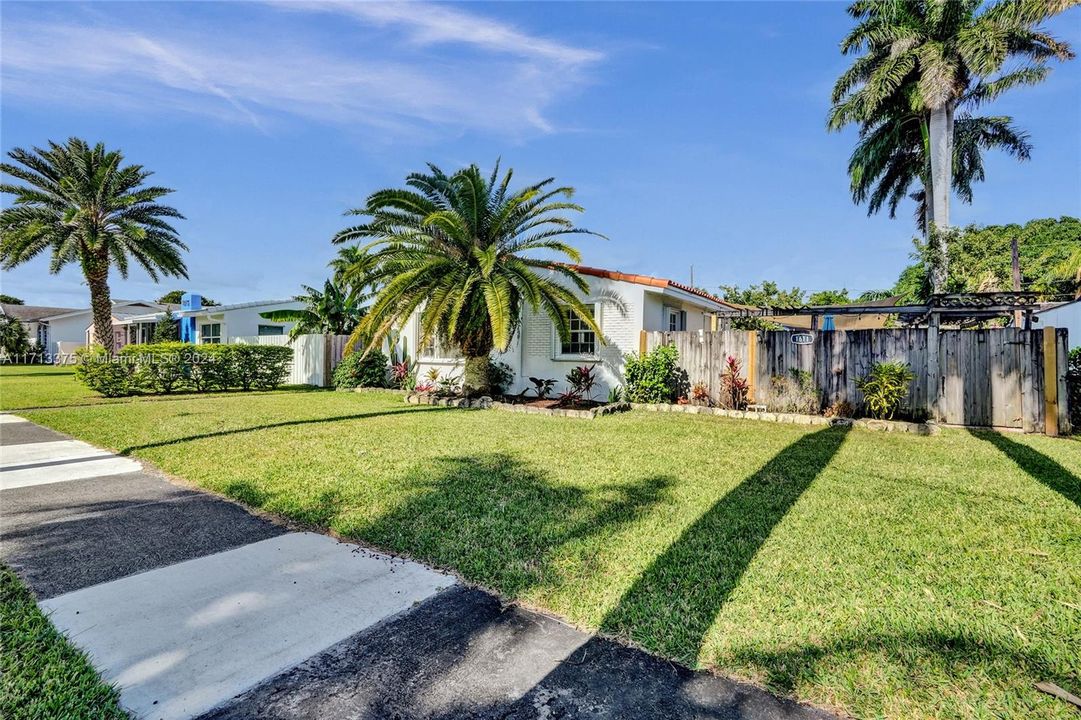 For Sale: $799,000 (3 beds, 2 baths, 1238 Square Feet)