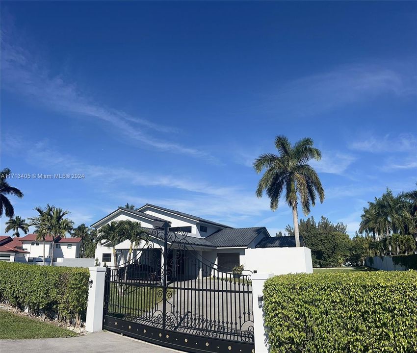 For Sale: $2,680,000 (5 beds, 3 baths, 4922 Square Feet)