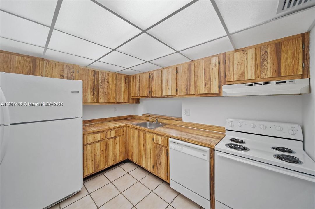 For Rent: $2,300 (2 beds, 2 baths, 965 Square Feet)