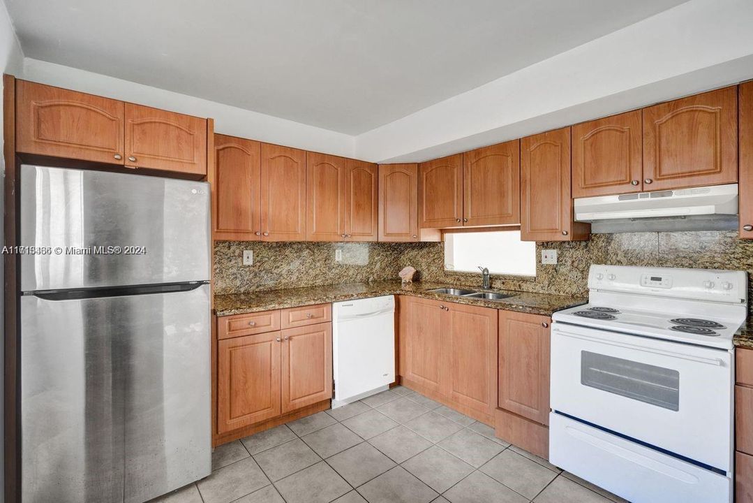 For Rent: $2,350 (2 beds, 2 baths, 965 Square Feet)