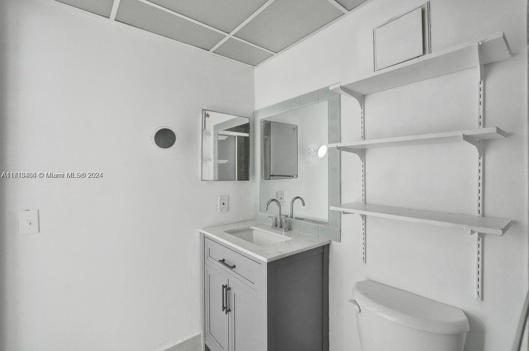 For Rent: $2,350 (2 beds, 2 baths, 965 Square Feet)