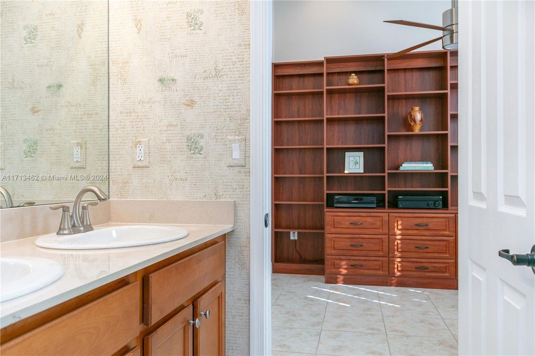 jack and jill bath full bathroom between the 2 guest bedrooms