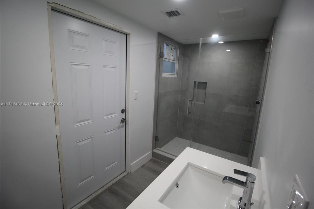 For Rent: $2,500 (2 beds, 1 baths, 1110 Square Feet)