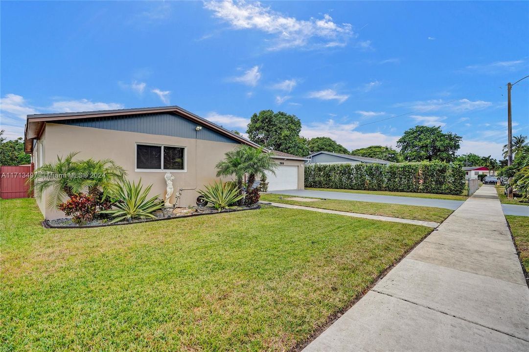 For Sale: $595,000 (3 beds, 2 baths, 1350 Square Feet)