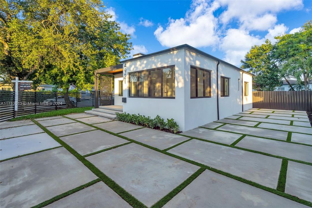 For Sale: $1,098,000 (4 beds, 2 baths, 1267 Square Feet)