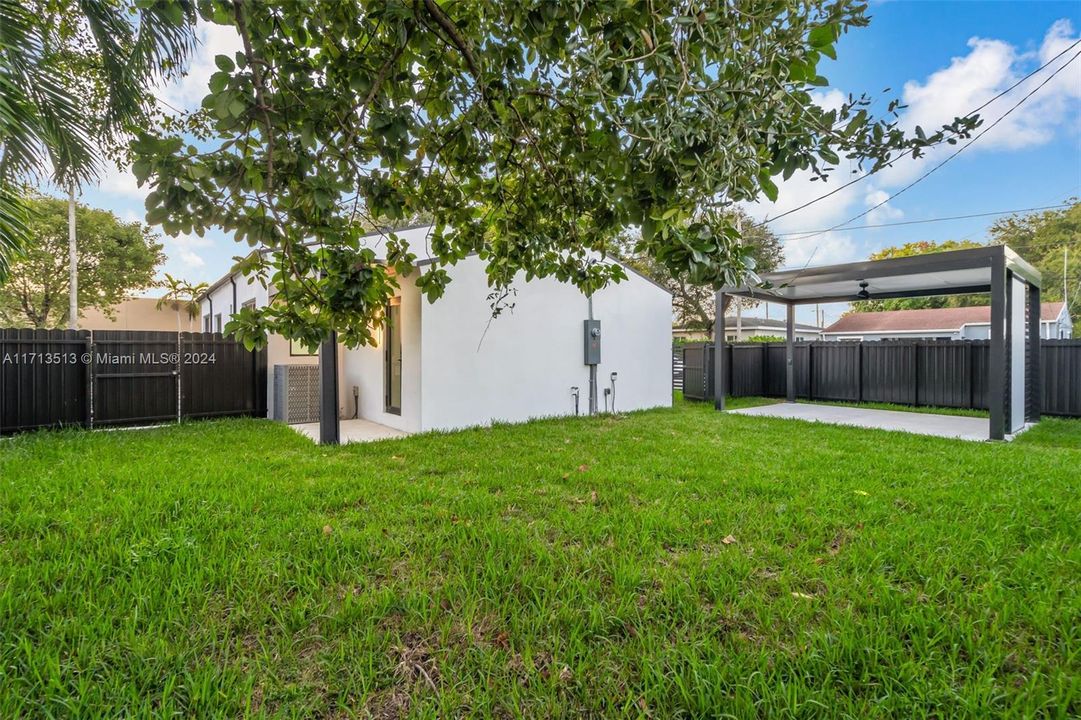 For Sale: $1,098,000 (4 beds, 2 baths, 1267 Square Feet)