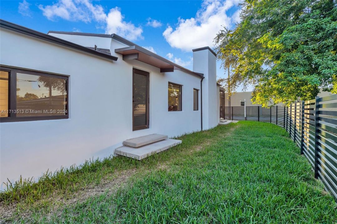 For Sale: $1,098,000 (4 beds, 2 baths, 1267 Square Feet)