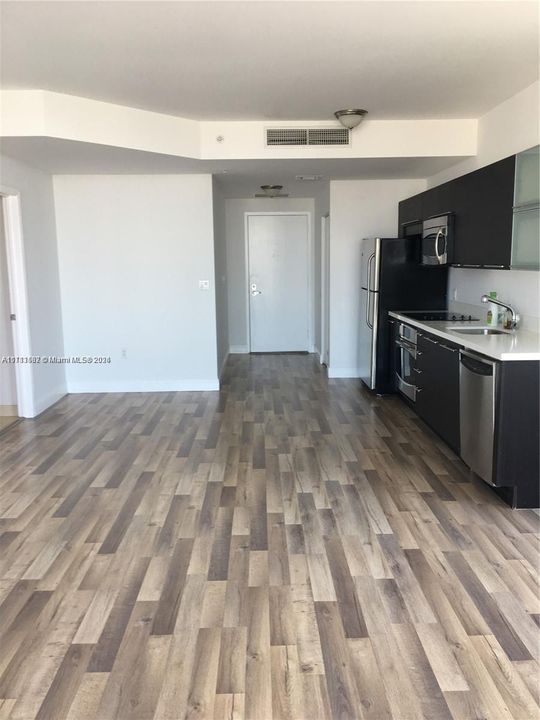 For Rent: $2,950 (1 beds, 1 baths, 814 Square Feet)