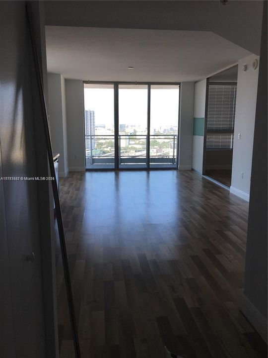 For Rent: $2,950 (1 beds, 1 baths, 814 Square Feet)