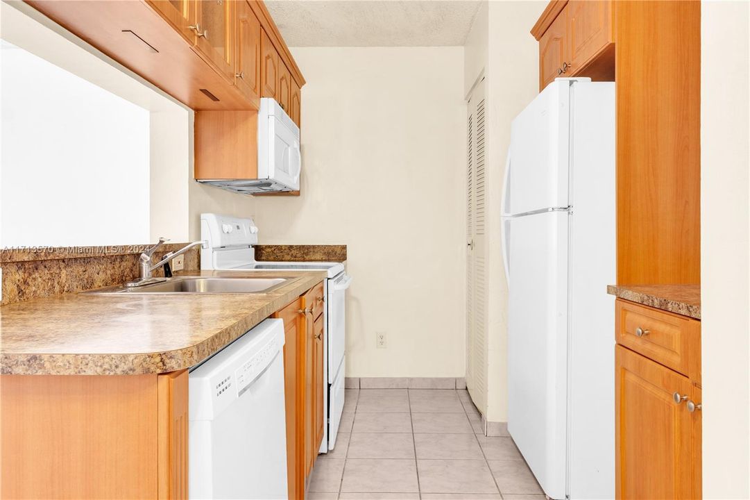 For Sale: $277,000 (2 beds, 1 baths, 1017 Square Feet)