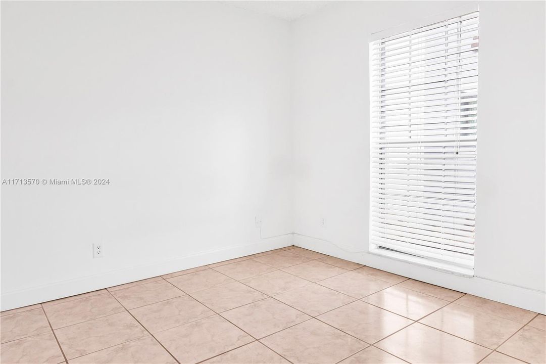 For Sale: $277,000 (2 beds, 1 baths, 1017 Square Feet)