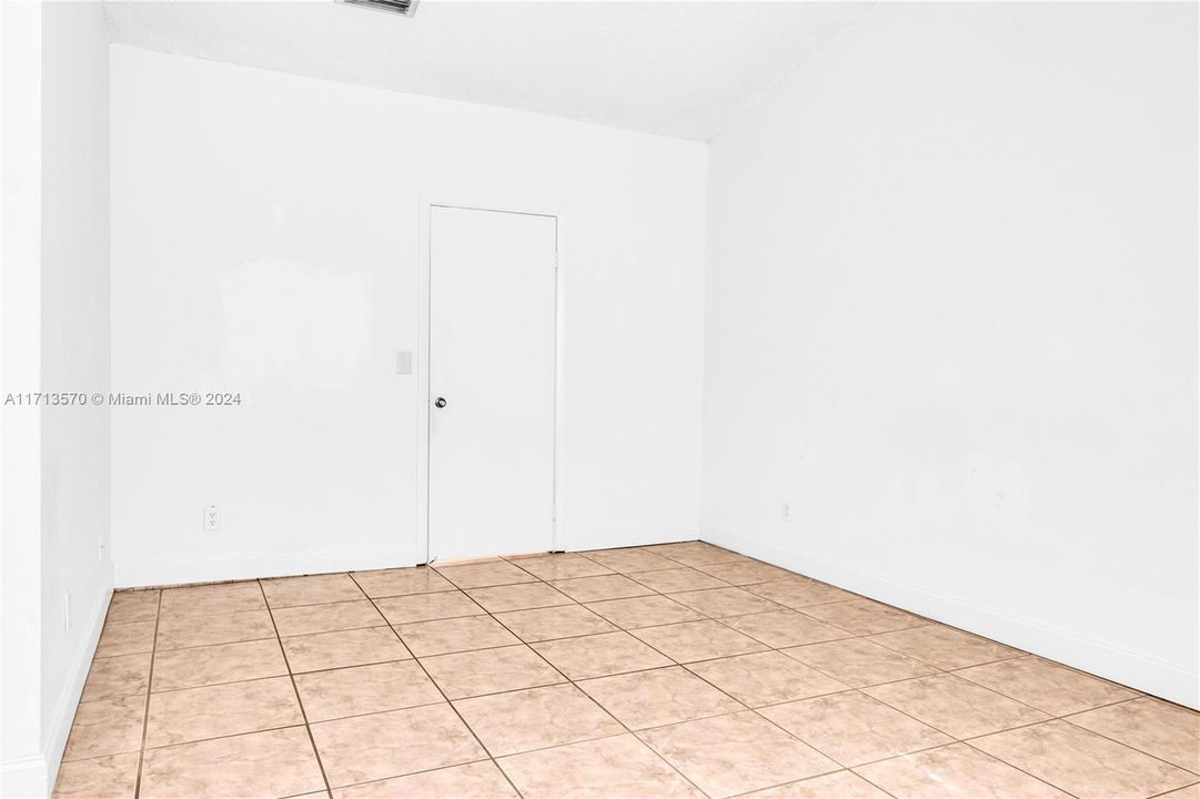 For Sale: $277,000 (2 beds, 1 baths, 1017 Square Feet)