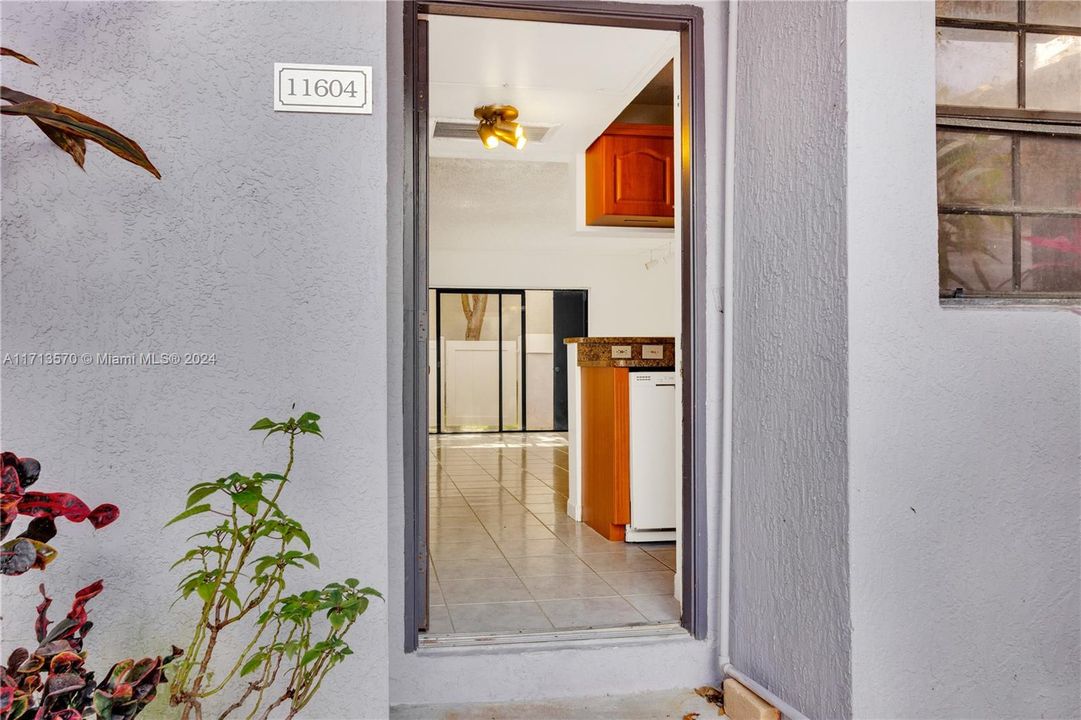 For Sale: $277,000 (2 beds, 1 baths, 1017 Square Feet)