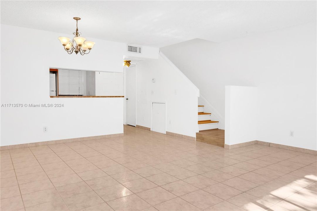 For Sale: $277,000 (2 beds, 1 baths, 1017 Square Feet)