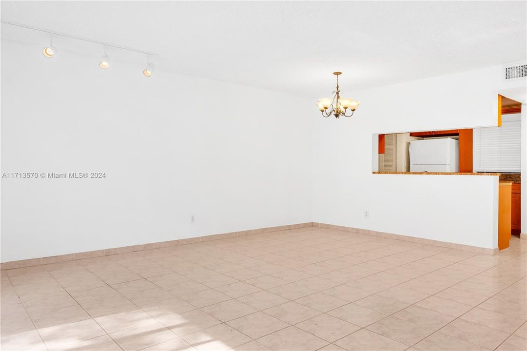 For Sale: $277,000 (2 beds, 1 baths, 1017 Square Feet)