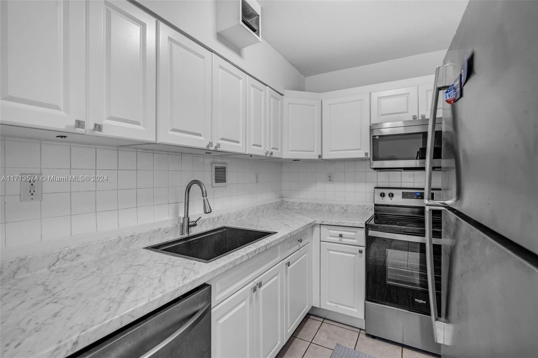 For Sale: $434,500 (1 beds, 1 baths, 837 Square Feet)