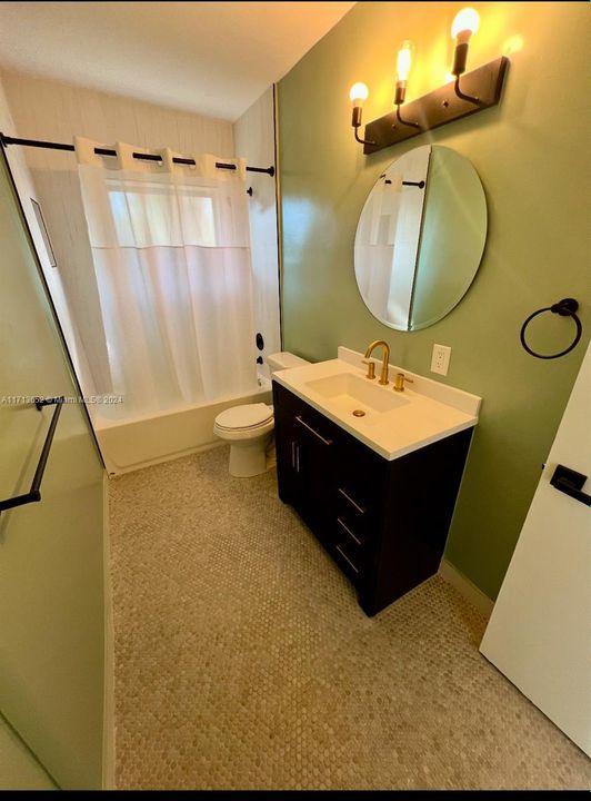 bathroom with bath tub