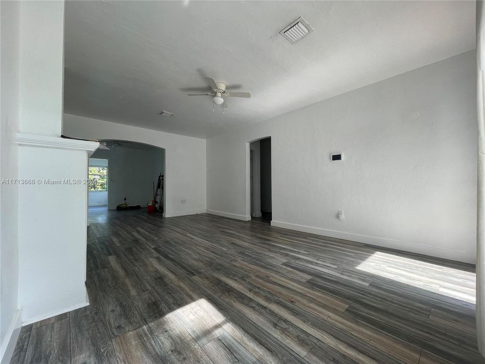 For Rent: $3,900 (2 beds, 1 baths, 1278 Square Feet)