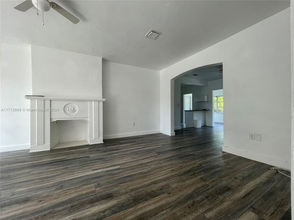 For Rent: $3,900 (2 beds, 1 baths, 1278 Square Feet)