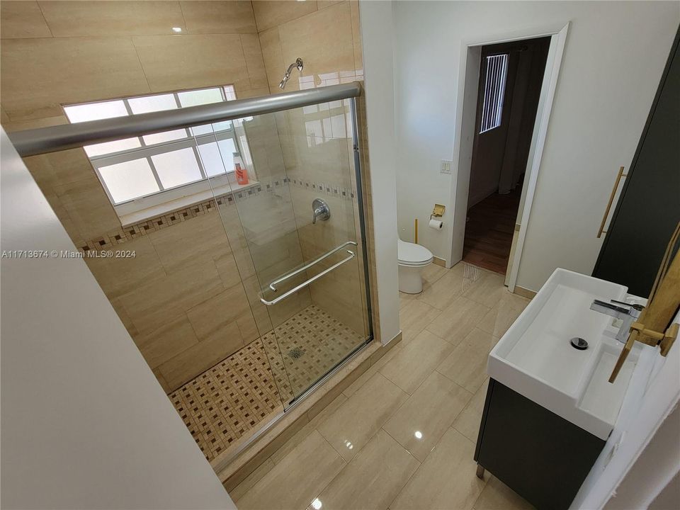 MAIN HOME BATHROOM