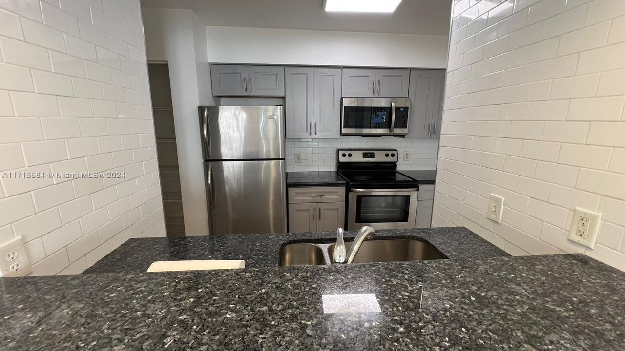 For Rent: $1,800 (1 beds, 1 baths, 841 Square Feet)