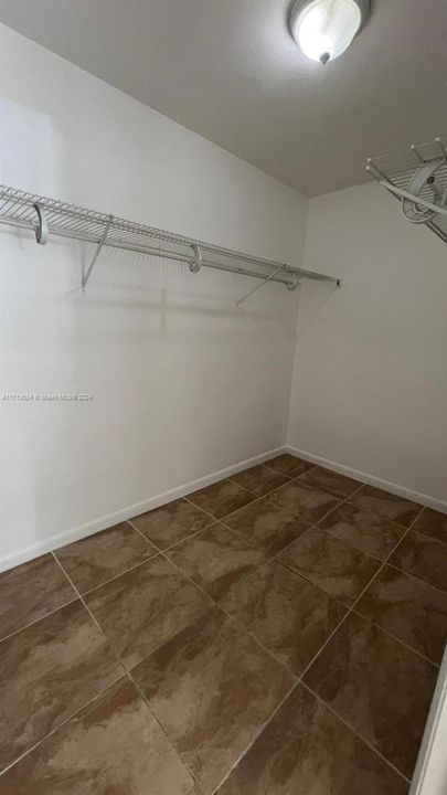 For Rent: $1,800 (1 beds, 1 baths, 841 Square Feet)