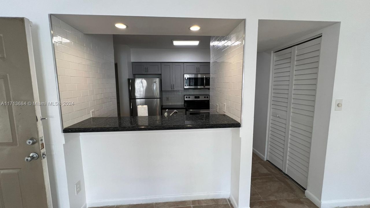 For Rent: $1,800 (1 beds, 1 baths, 841 Square Feet)